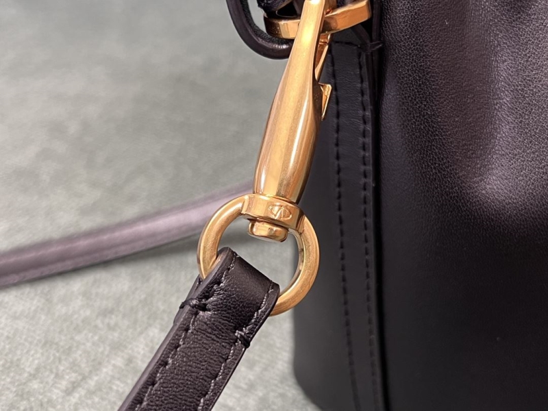 Va1e*ntin0 bucket bag